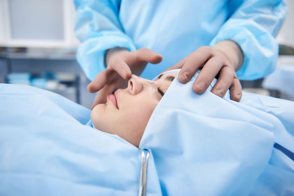 Existen casos en donde el paciente no está conforme con la forma de la nariz y la cirugía tiene el fin de armonizar, tanto la nariz como su perfil