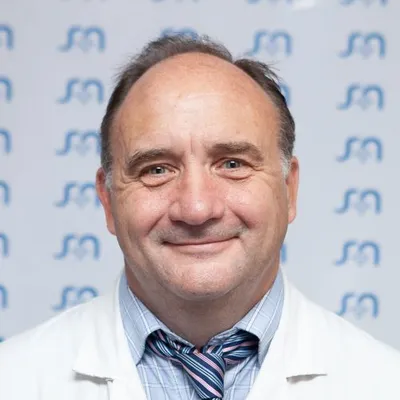 Dr González, Gustavo