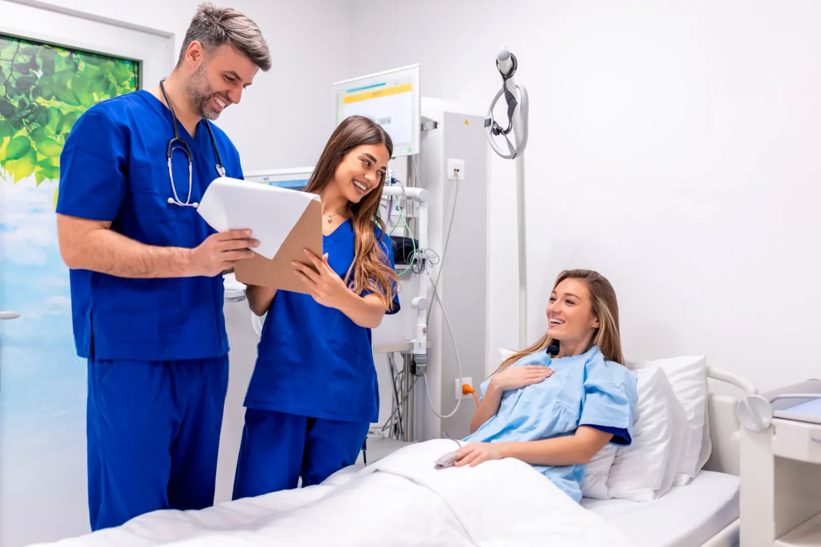 Médico acompañando a una paciente