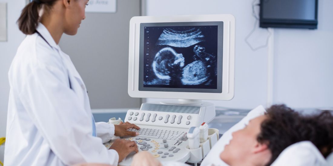 ¿Cómo puede el diagnóstico prenatal anticipar el riesgo de anomalías cromosómicas?