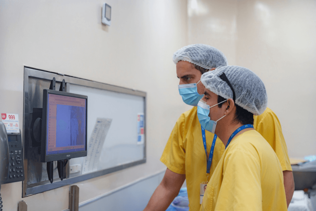 El sistema robótico permite a los cirujanos realizar maniobras de máxima precisión, con procedimientos mínimamente invasivos que reducen el dolor y aceleran la recuperación de los pacientes.